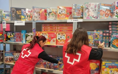 Dues voluntàries de Creu Roja a la botiga habilitada a Fira Sabadell | Arxiu